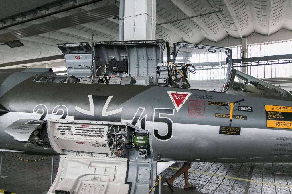 Seitenaufnahme eines Flugzeuges im Museum.