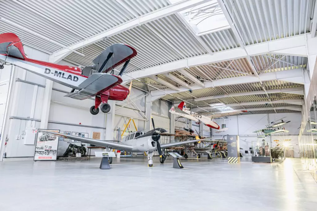 Einblick in einen Raum des Museums mit der Ausstellung Hangar.